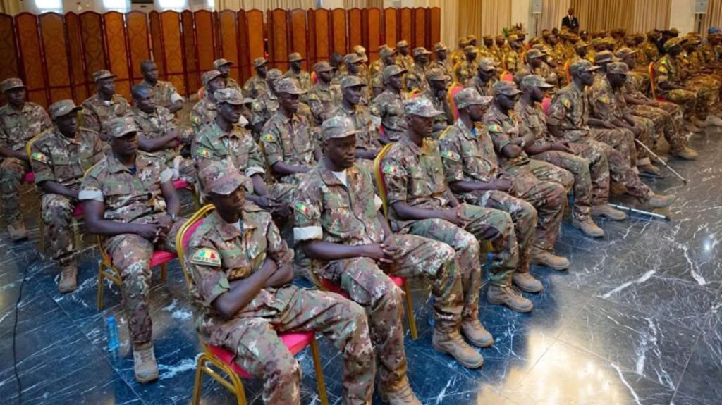 Prenant la parole au nom de ses compagnons, le Colonel Adama BAKAYOKO, Porte-parole des ex-détenus, a d'abord adressé ses remerciements et sa reconnaissance au Président de la Transition ainsi qu'à l'ensemble de ses collaborateurs pour les efforts consentis en vue de leur libération. Il a salué également le Chef d'Etat-Major Général des Armées et le Ministre délégué pour leurs conseils avisés et les dotations complètes mises à leur disposition, dès leur retour.