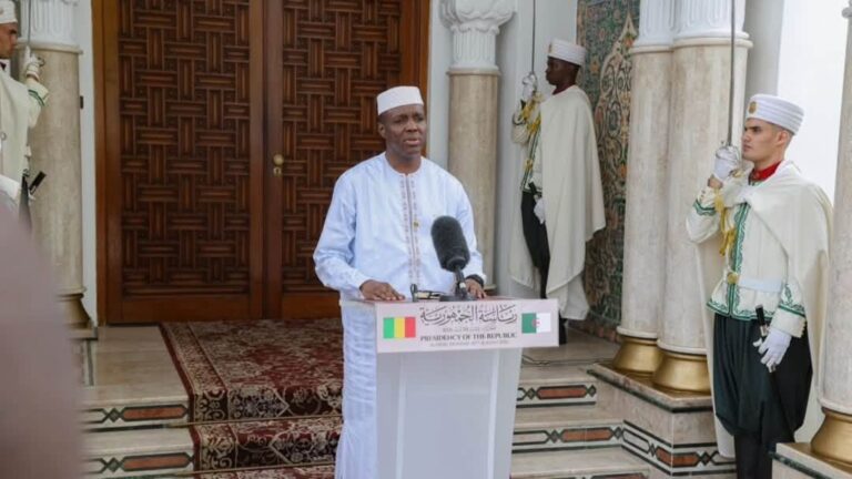 La séquence diplomatique entre le Mali et l’Algérie semble entrer dans une nouvelle phase. À Alger, le Premier ministre malien, le Général de Division Abdoulaye Maïga, a été reçu le 24 août par le président Abdelmadjid Tebboune, dans le cadre de sa visite de travail en Algérie.