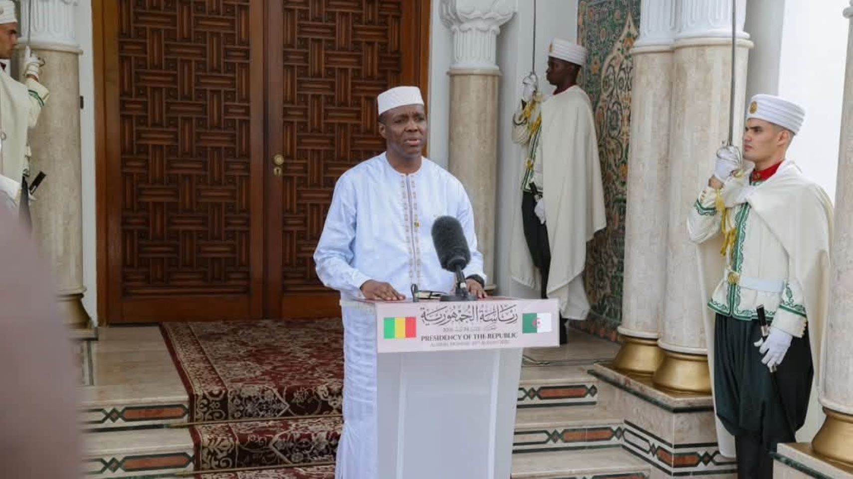 La séquence diplomatique entre le Mali et l’Algérie semble entrer dans une nouvelle phase. À Alger, le Premier ministre malien, le Général de Division Abdoulaye Maïga, a été reçu le 24 août par le président Abdelmadjid Tebboune, dans le cadre de sa visite de travail en Algérie.