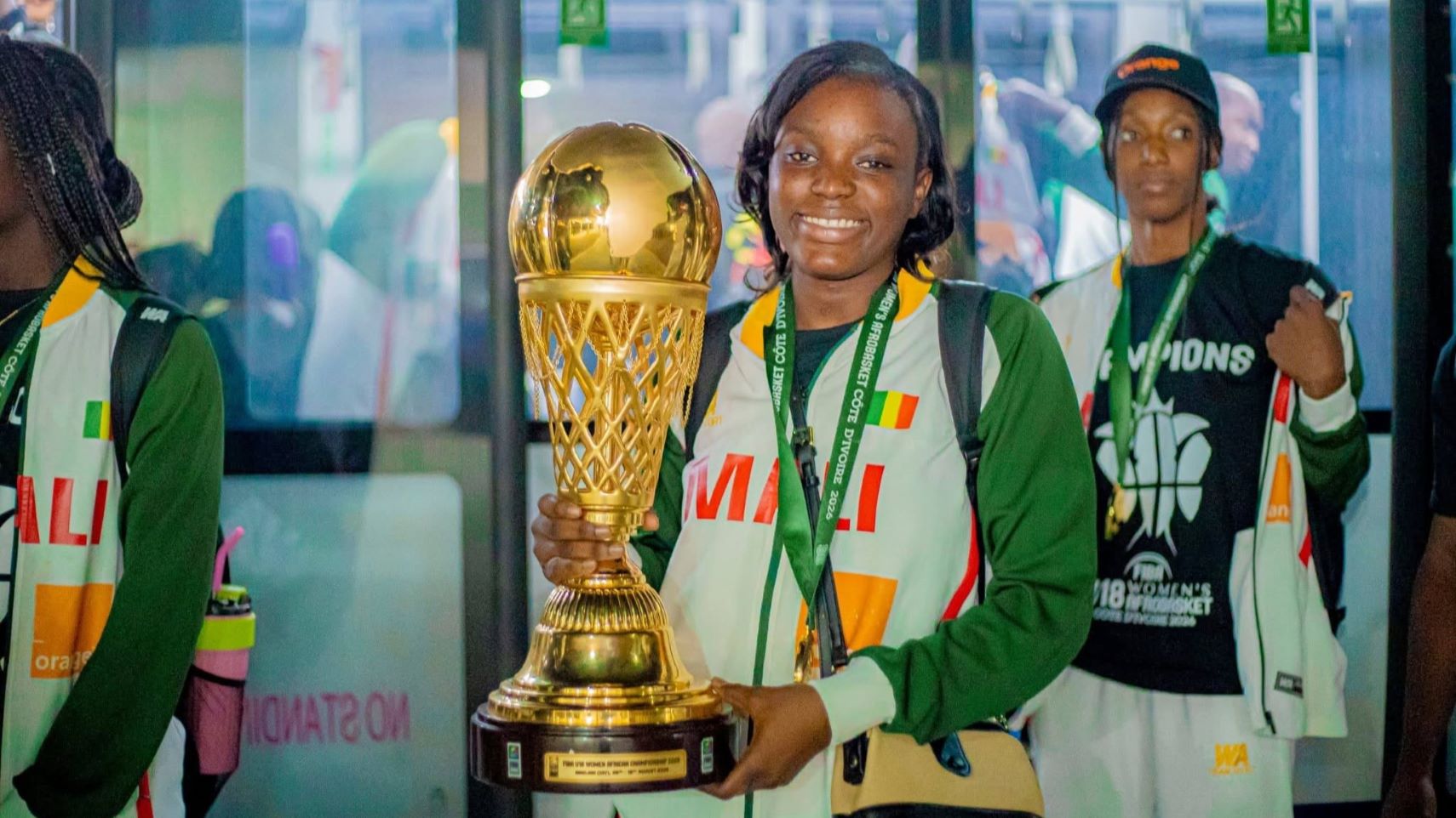 Face aux Nigérianes en finale, les championnes d’Afrique en titre n’ont pas flanché. Comme en 2024 à Pretoria, les Aiglonnes ont imposé leur rythme dès le début du match en étouffant leur adversaire avec une défense de fer et une attaque rapide. Submergées par les assauts de l’équipe malienne, les Nigérianes ont rapidement vu un écart au score se creuser. Écart conservé par les Aiglonnes pendant quasiment toute la rencontre jusqu’au coup de sifflet final symbolisant ce nouveau sacre continental. Score final : 77-68. Avec 25 points marqués, Couda Keita, MVP de la rencontre, a porté son équipe à travers un leadership assumé