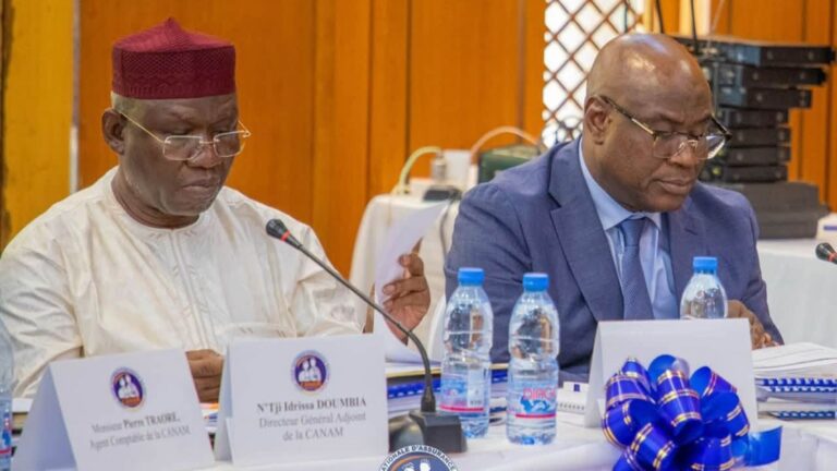 À Bamako, la 32ᵉ session ordinaire du Conseil d'administration de la Caisse nationale d’assurance maladie (CANAM) a marqué une nouvelle étape dans la modernisation de l'assurance maladie au Mali. Entre adoption d'un plan stratégique quinquennal, objectifs ambitieux d'extension de la couverture sanitaire et consolidation de la gouvernance, l'institution affiche une volonté affirmée de faire du Régime d'assurance maladie universelle (RAMU) une réalité pour un nombre croissant de Maliens.