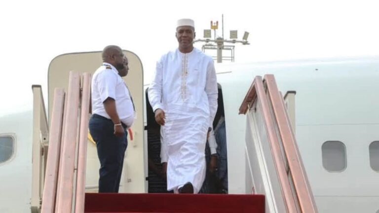 Au cœur de cette visite figure un message du Président de la Transition, le Général d’Armée Assimi Goïta, adressé à son homologue algérien Abdelmadjid Tebboune. Cette démarche diplomatique intervient après un entretien téléphonique entre les deux parties, le 9 août dernier, à l’initiative de l’Algérie. Selon le Gouvernement malien, cet échange a traduit « la volonté commune des plus hautes autorités des deux pays de privilégier le dialogue, la concertation et la coopération ».