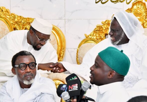 Devant les Khalifes, beaucoup sont séduits par sa sincérité, sa maîtrise des sujets et surtout par ce qu’ils perçoivent comme son amour pour le Sénégal et pour l’Afrique. Qu’on adhère ou non à sa politique, difficile de nier qu’il sait tenir une salle et construire un discours adapté à son auditoire.