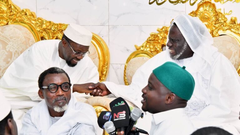 Devant les Khalifes, beaucoup sont séduits par sa sincérité, sa maîtrise des sujets et surtout par ce qu’ils perçoivent comme son amour pour le Sénégal et pour l’Afrique. Qu’on adhère ou non à sa politique, difficile de nier qu’il sait tenir une salle et construire un discours adapté à son auditoire.