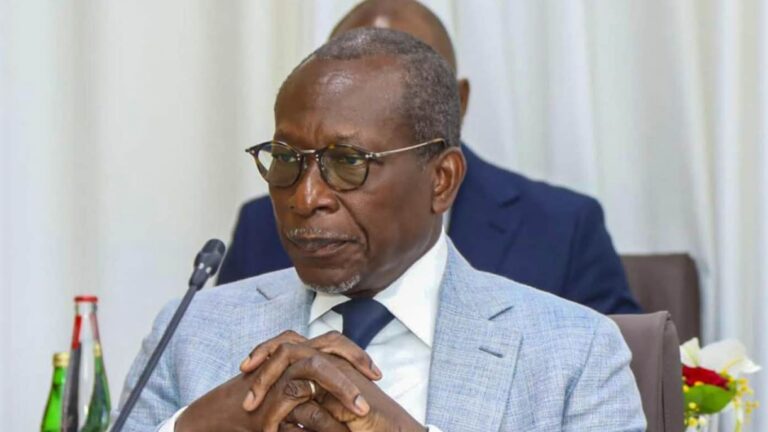 Deux mois après avoir quitté la magistrature suprême, Patrice Athanase Talon retrouve une place centrale dans les institutions béninoises. L'ancien chef de l'État a été élu, ce jeudi 6 août 2026, président du Sénat avec une large majorité de 24 voix sur 25. Dès son installation, il a appelé ses collègues au consensus, à l'unité nationale et au renforcement de la démocratie.
