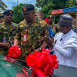 Ces véhicules, qui comprennent un bus HIGER et trois SUV HAVAL, font partie du matériel logistique offert par le gouvernement chinois pour soutenir la mise en service du dépôt logistique de la CEDEAO à Lungi, en Sierra Leone. Ce matériel est actuellement entreposé à la garnison du quartier général de la Défense à Abuja.