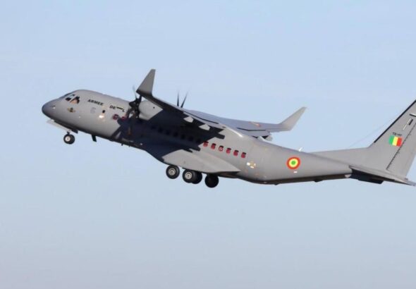 Plus de peur que de mal à Tombouctou. Un aéronef de transport de type Beechcraft 1900C, exploité par l’Armée de l’Air dans le cadre d’une mission de liaison de routine, a été contraint d’effectuer un atterrissage forcé, ce lundi 17 août 2026, en début d’après-midi.