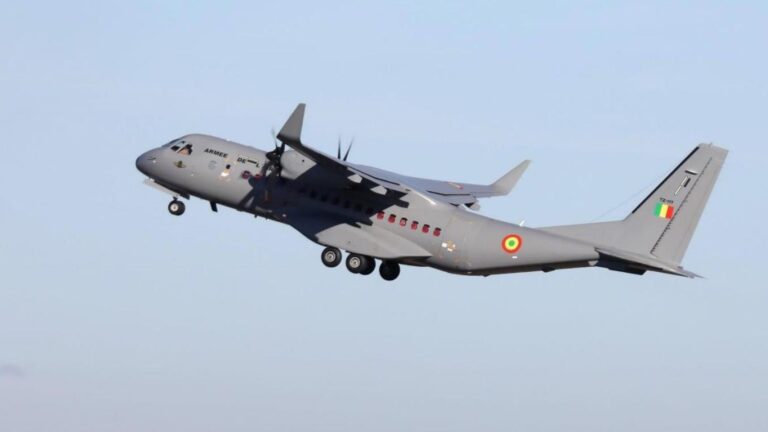Plus de peur que de mal à Tombouctou. Un aéronef de transport de type Beechcraft 1900C, exploité par l’Armée de l’Air dans le cadre d’une mission de liaison de routine, a été contraint d’effectuer un atterrissage forcé, ce lundi 17 août 2026, en début d’après-midi.