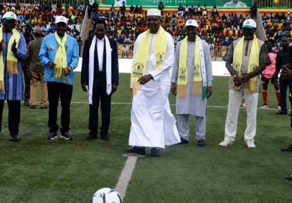 Le Stade Mamadou Konaté avait des allures de grande fête nationale, ce vendredi après-midi. Dans les tribunes comme sur la pelouse, les délégations venues des régions du Mali et du District de Bamako ont donné le coup d’envoi symbolique d’une compétition qui entend, année après année, dépasser le simple cadre du football.