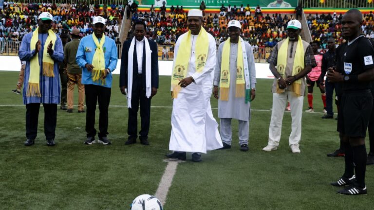 Le Stade Mamadou Konaté avait des allures de grande fête nationale, ce vendredi après-midi. Dans les tribunes comme sur la pelouse, les délégations venues des régions du Mali et du District de Bamako ont donné le coup d’envoi symbolique d’une compétition qui entend, année après année, dépasser le simple cadre du football.
