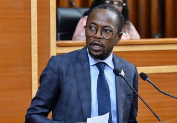 À l’Assemblée nationale, le ton est rapidement monté lors de l’intervention d’Abdou Mbow. S’adressant directement au Premier ministre Ahmadou Al Amine Lo, venu présenter sa feuille de route devant les députés, l’élu de l’APR a d’abord salué son « courage », avant de s’attaquer frontalement au bilan du gouvernement. « Je salue le courage de l'actuel Premier ministre d'être venu ici face à la représentation nationale présenter sa feuille de route. Mais Monsieur le Premier ministre, votre courage de venir ici ne suffit pas à cacher votre bilan », a-t-il déclaré.