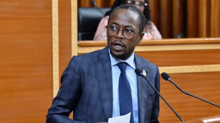 À l’Assemblée nationale, le ton est rapidement monté lors de l’intervention d’Abdou Mbow. S’adressant directement au Premier ministre Ahmadou Al Amine Lo, venu présenter sa feuille de route devant les députés, l’élu de l’APR a d’abord salué son « courage », avant de s’attaquer frontalement au bilan du gouvernement. « Je salue le courage de l'actuel Premier ministre d'être venu ici face à la représentation nationale présenter sa feuille de route. Mais Monsieur le Premier ministre, votre courage de venir ici ne suffit pas à cacher votre bilan », a-t-il déclaré.