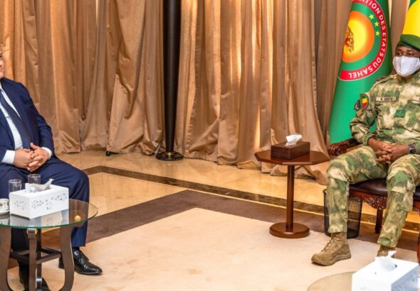 Le Premier ministre de la République algérienne démocratique et populaire, Sifi Ghrieb, a été reçu en audience, ce lundi 14 septembre à Bamako, par le président de la Transition, chef de l'État de la République du Mali, le général d'armée Assimi Goïta. À cette occasion, le Chef du Gouvernement algérien a transmis au président malien les salutations fraternelles du président Abdelmadjid Tebboune, ainsi que l'assurance de son attention particulière au renforcement des liens de fraternité et de bon voisinage entre les deux pays.