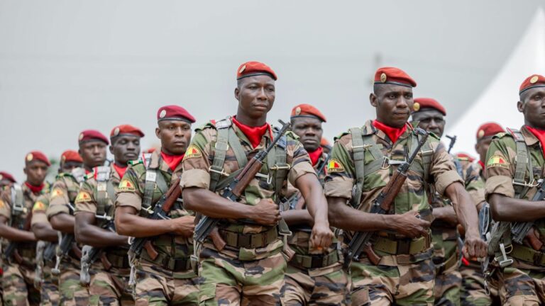 Les cérémonies commémoratives du 66e anniversaire de l’indépendance du Mali se sont déroulées au Génie militaire de Bamako, en présence du Premier ministre, du Président du Conseil national de Transition, des membres du Gouvernement, des représentants des Institutions de la République ainsi que de plusieurs partenaires et amis du Mali.