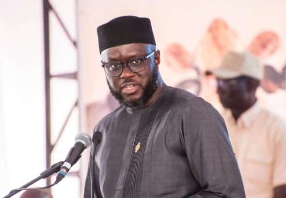 Prenant la parole après la Déclaration de politique générale du Premier ministre, El Malick Ndiaye a d’abord relevé ce qu’il considère comme un paradoxe dans le discours gouvernemental. Selon lui, Ahmadou Al Amine Lo a reconnu la pertinence de plusieurs chantiers engagés par son prédécesseur, Ousmane Sonko, notamment le référentiel Sénégal 2050, le plan de redressement économique et social, la rationalisation de l’État, les audits ainsi que la renégociation des contrats stratégiques. « Nous en prenons acte. La question est de savoir pourquoi alors changer une équipe aussi performante et qui gagne », a lancé le député de PASTEF.