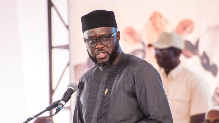 Prenant la parole après la Déclaration de politique générale du Premier ministre, El Malick Ndiaye a d’abord relevé ce qu’il considère comme un paradoxe dans le discours gouvernemental. Selon lui, Ahmadou Al Amine Lo a reconnu la pertinence de plusieurs chantiers engagés par son prédécesseur, Ousmane Sonko, notamment le référentiel Sénégal 2050, le plan de redressement économique et social, la rationalisation de l’État, les audits ainsi que la renégociation des contrats stratégiques. « Nous en prenons acte. La question est de savoir pourquoi alors changer une équipe aussi performante et qui gagne », a lancé le député de PASTEF.