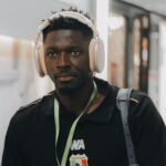 Interrogé sur le capitanat (« Qu’est-ce que ça fait de retrouver le brassard ? », par notre confrère Notre Chronique), le défenseur malien a livré une réponse sans détour. Pour Hamari Traoré, porter le brassard n’est ni une revendication ni une condition pour exercer son leadership au sein du groupe. « Je m’en fous du brassard moi. Moi je suis malien, j’ai toujours dit que je suis fier d’être malien, toujours fier de représenter le Mali », a-t-il déclaré.