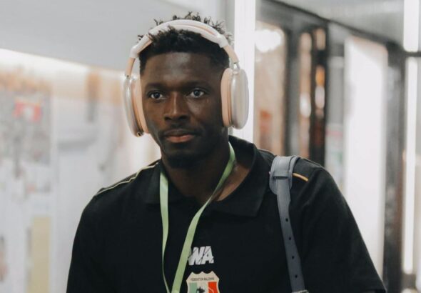 Interrogé sur le capitanat (« Qu’est-ce que ça fait de retrouver le brassard ? », par notre confrère Notre Chronique), le défenseur malien a livré une réponse sans détour. Pour Hamari Traoré, porter le brassard n’est ni une revendication ni une condition pour exercer son leadership au sein du groupe. « Je m’en fous du brassard moi. Moi je suis malien, j’ai toujours dit que je suis fier d’être malien, toujours fier de représenter le Mali », a-t-il déclaré.