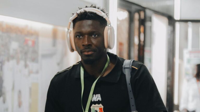 Interrogé sur le capitanat (« Qu’est-ce que ça fait de retrouver le brassard ? », par notre confrère Notre Chronique), le défenseur malien a livré une réponse sans détour. Pour Hamari Traoré, porter le brassard n’est ni une revendication ni une condition pour exercer son leadership au sein du groupe. « Je m’en fous du brassard moi. Moi je suis malien, j’ai toujours dit que je suis fier d’être malien, toujours fier de représenter le Mali », a-t-il déclaré.
