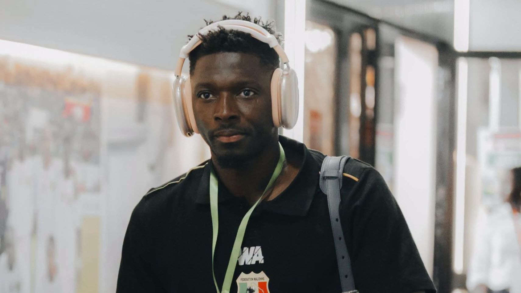 Interrogé sur le capitanat (« Qu’est-ce que ça fait de retrouver le brassard ? », par notre confrère Notre Chronique), le défenseur malien a livré une réponse sans détour. Pour Hamari Traoré, porter le brassard n’est ni une revendication ni une condition pour exercer son leadership au sein du groupe. « Je m’en fous du brassard moi. Moi je suis malien, j’ai toujours dit que je suis fier d’être malien, toujours fier de représenter le Mali », a-t-il déclaré.
