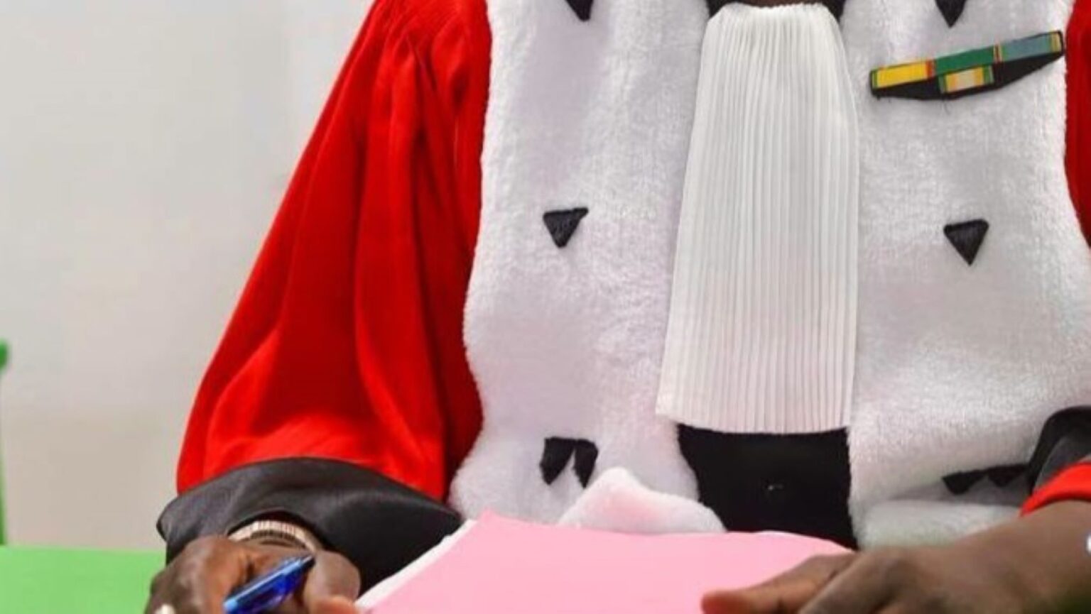 L’autre innovation majeure concerne la fin de carrière. Le projet d’ordonnance institue en effet une indemnité de départ à la retraite au profit du magistrat admis à faire valoir ses droits à la retraite. Cette disposition vient compléter les droits attachés à la carrière du magistrat et rapproche une nouvelle fois le Statut de la Magistrature des nouvelles règles introduites par le Statut général des Fonctionnaires.