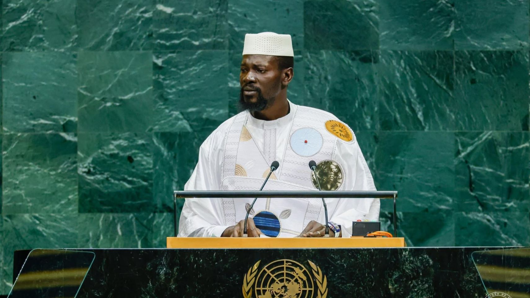 Prenant la parole à l’occasion de la 81e session ordinaire de l’Assemblée générale des Nations unies, le président de la République de Guinée, Mamadi Doumbouya, a livré un discours centré sur les transformations engagées dans son pays. Trois ans après son précédent passage devant cette tribune, le dirigeant guinéen dit revenir avec « un esprit différent », non plus pour dénoncer, mais pour présenter les résultats revendiqués par son gouvernement.