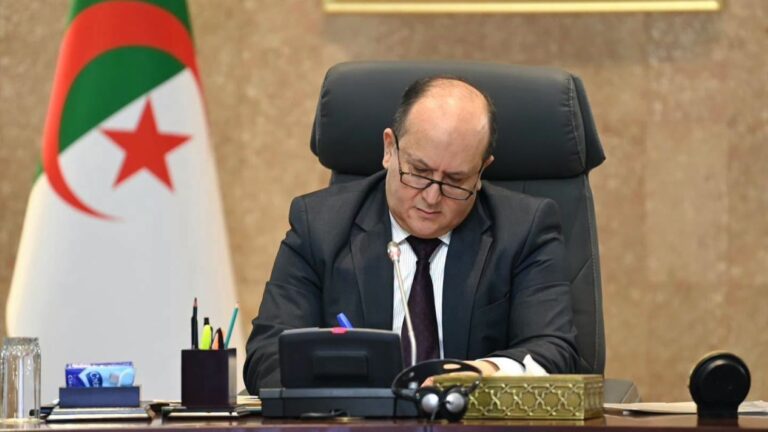 À la tête d’une importante délégation, le chef du gouvernement algérien répond à l’invitation du Premier ministre malien, le Général de Division Abdoulaye Maïga. « À l’invitation du Général de Division Abdoulaye Maïga, Premier ministre, Chef du Gouvernement du Mali, Sifi Ghrieb [...] effectue une visite officielle à Bamako, le lundi 14 septembre 2026 », précise la Primature.