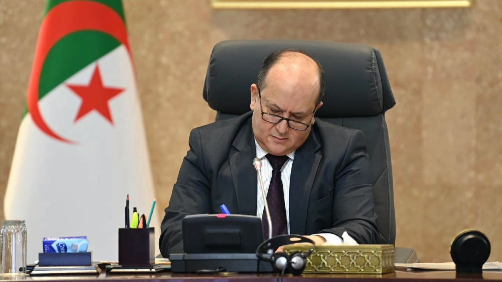 À la tête d’une importante délégation, le chef du gouvernement algérien répond à l’invitation du Premier ministre malien, le Général de Division Abdoulaye Maïga. « À l’invitation du Général de Division Abdoulaye Maïga, Premier ministre, Chef du Gouvernement du Mali, Sifi Ghrieb [...] effectue une visite officielle à Bamako, le lundi 14 septembre 2026 », précise la Primature.