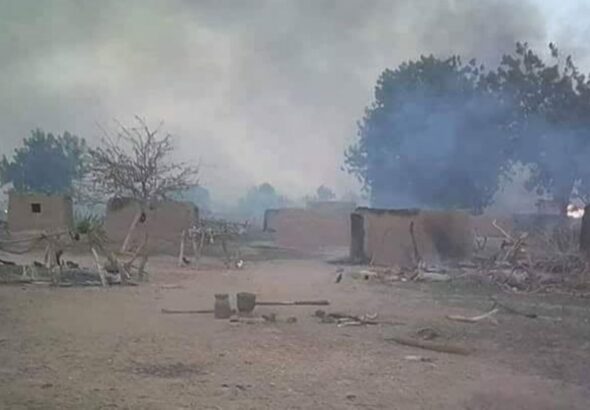 Le constat dressé par la Commission Nationale de la Jeunesse Ginna Dogon est alarmant. Depuis plusieurs mois, plusieurs villages dogons de la région de Bandiagara sont, selon elle, confrontés à une recrudescence d’attaques terroristes meurtrières. Dans son communiqué N°002/CNJ-GD/2026, signé ce 2 septembre par son président, Bocary Guindo, l’organisation exprime sa « profonde consternation » face à une situation qui continue de fragiliser les communautés.