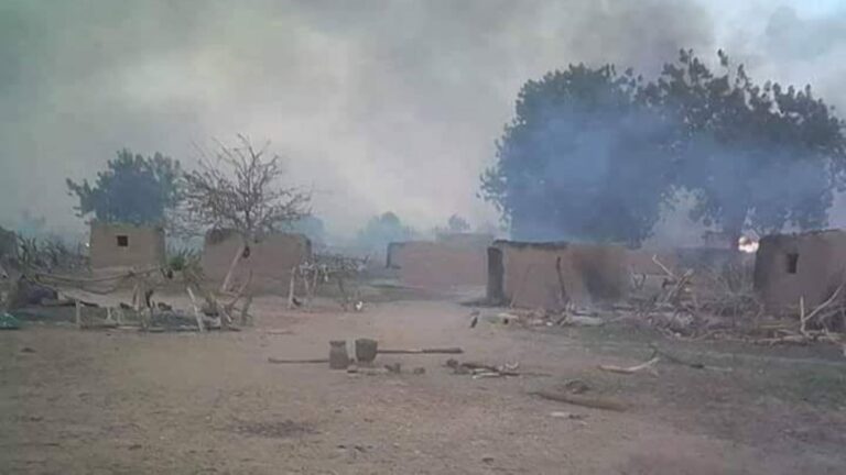 Le constat dressé par la Commission Nationale de la Jeunesse Ginna Dogon est alarmant. Depuis plusieurs mois, plusieurs villages dogons de la région de Bandiagara sont, selon elle, confrontés à une recrudescence d’attaques terroristes meurtrières. Dans son communiqué N°002/CNJ-GD/2026, signé ce 2 septembre par son président, Bocary Guindo, l’organisation exprime sa « profonde consternation » face à une situation qui continue de fragiliser les communautés.