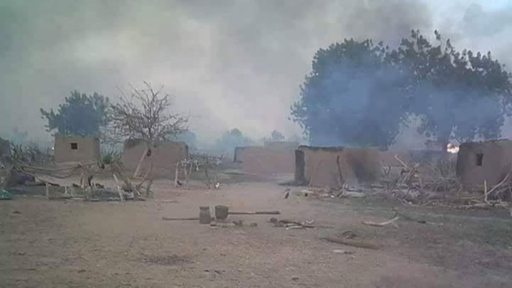 Le constat dressé par la Commission Nationale de la Jeunesse Ginna Dogon est alarmant. Depuis plusieurs mois, plusieurs villages dogons de la région de Bandiagara sont, selon elle, confrontés à une recrudescence d’attaques terroristes meurtrières. Dans son communiqué N°002/CNJ-GD/2026, signé ce 2 septembre par son président, Bocary Guindo, l’organisation exprime sa « profonde consternation » face à une situation qui continue de fragiliser les communautés.