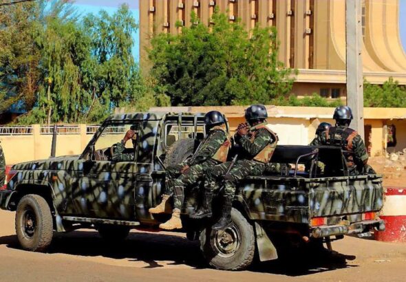 La nuit du 28 au 29 août aura été marquée par de nouvelles tensions à Niamey. Selon la Confédération des États du Sahel, un groupe de soldats s’est engagé dans une tentative de déstabilisation visant notamment la base aérienne 101 ainsi que plusieurs sites sensibles de la capitale nigérienne.
