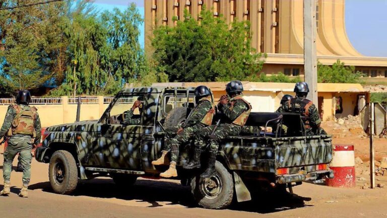 La nuit du 28 au 29 août aura été marquée par de nouvelles tensions à Niamey. Selon la Confédération des États du Sahel, un groupe de soldats s’est engagé dans une tentative de déstabilisation visant notamment la base aérienne 101 ainsi que plusieurs sites sensibles de la capitale nigérienne.