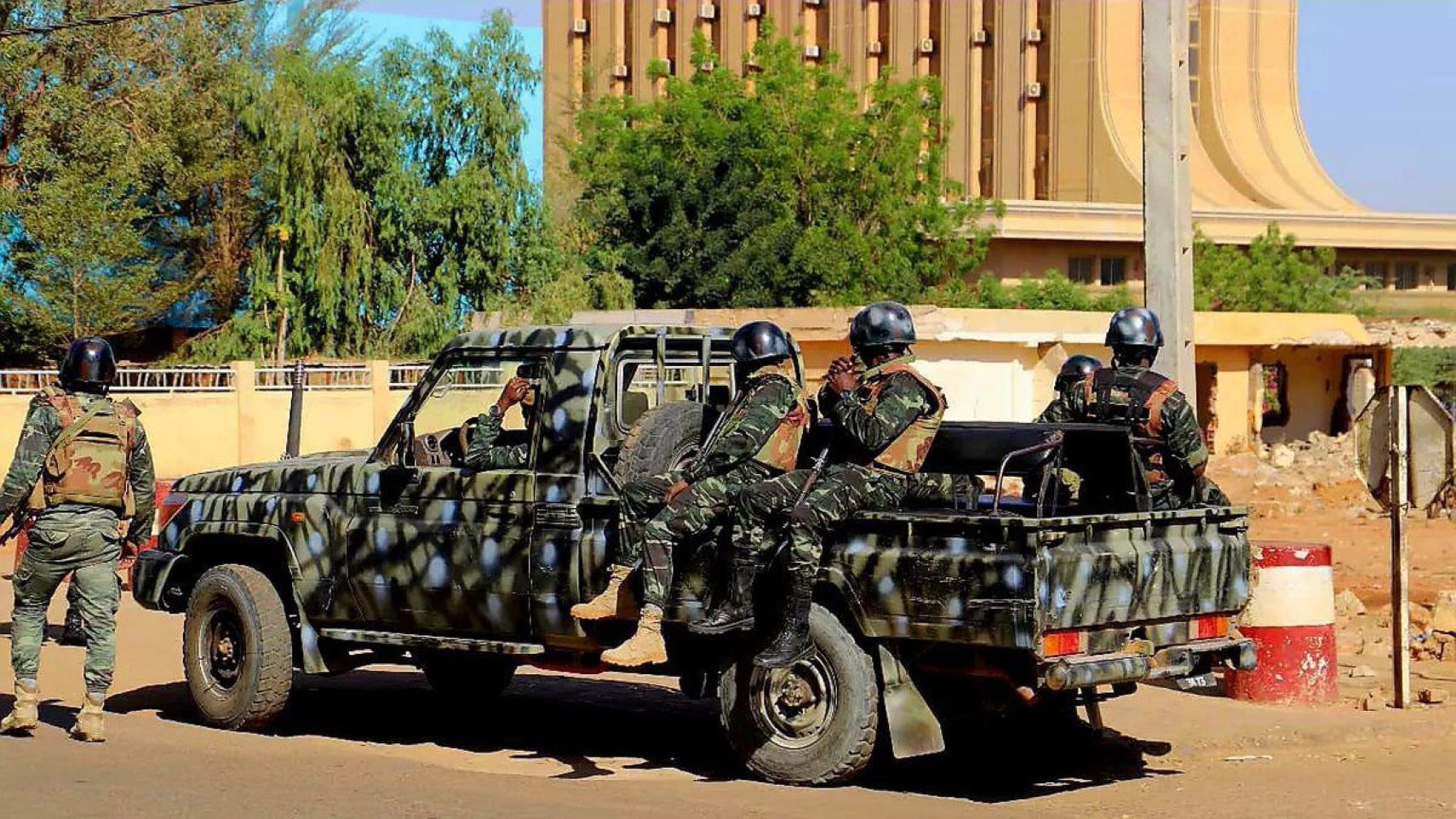La nuit du 28 au 29 août aura été marquée par de nouvelles tensions à Niamey. Selon la Confédération des États du Sahel, un groupe de soldats s’est engagé dans une tentative de déstabilisation visant notamment la base aérienne 101 ainsi que plusieurs sites sensibles de la capitale nigérienne.