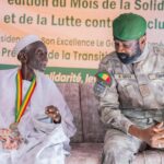 Dans le cadre de la 31ᵉ édition du Mois de la solidarité, le Président de la Transition, Son Excellence le Général d’Armée Assimi Goïta, Chef de l’État, s’est rendu ce jeudi 8 octobre au domicile de M. Namory Keïta, à Djicoroni Para, en Commune IV du District de Bamako. Âgé de 114 ans, M. Namory Keïta est considéré comme le doyen d’âge du District de Bamako. Né en 1912 à Komanfara, dans la commune de Siby, région du Mandé, il demeure, malgré son âge avancé, attentif à l’évolution de son pays et suit avec intérêt l’actualité nationale.
