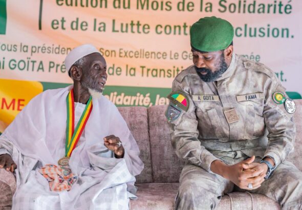 Dans le cadre de la 31ᵉ édition du Mois de la solidarité, le Président de la Transition, Son Excellence le Général d’Armée Assimi Goïta, Chef de l’État, s’est rendu ce jeudi 8 octobre au domicile de M. Namory Keïta, à Djicoroni Para, en Commune IV du District de Bamako. Âgé de 114 ans, M. Namory Keïta est considéré comme le doyen d’âge du District de Bamako. Né en 1912 à Komanfara, dans la commune de Siby, région du Mandé, il demeure, malgré son âge avancé, attentif à l’évolution de son pays et suit avec intérêt l’actualité nationale.
