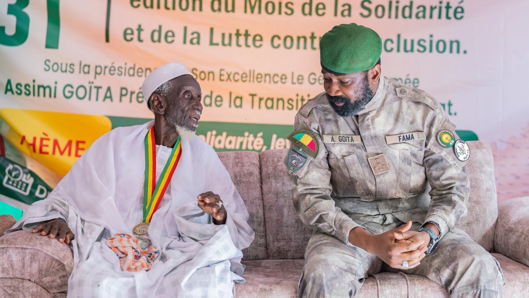 Dans le cadre de la 31ᵉ édition du Mois de la solidarité, le Président de la Transition, Son Excellence le Général d’Armée Assimi Goïta, Chef de l’État, s’est rendu ce jeudi 8 octobre au domicile de M. Namory Keïta, à Djicoroni Para, en Commune IV du District de Bamako. Âgé de 114 ans, M. Namory Keïta est considéré comme le doyen d’âge du District de Bamako. Né en 1912 à Komanfara, dans la commune de Siby, région du Mandé, il demeure, malgré son âge avancé, attentif à l’évolution de son pays et suit avec intérêt l’actualité nationale.