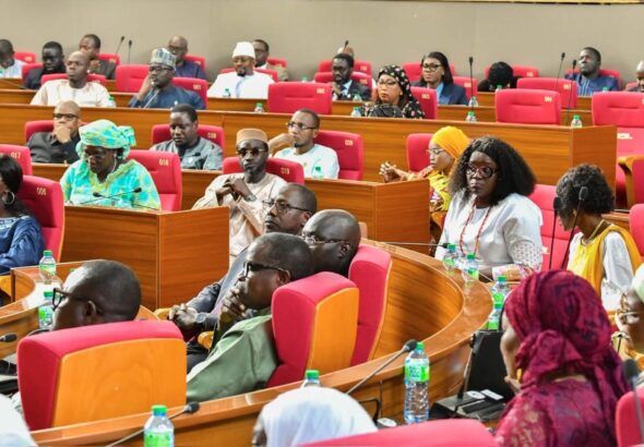 Le débat autour du projet de loi de finances rectificative (PLFR) 2026 se poursuit au Sénégal. Dans une note d’information datée de ce lundi 26 octobre 2026, l’Assemblée nationale a précisé les conditions dans lesquelles elle entend poursuivre les échanges avec le Gouvernement, à la suite de la demande du Premier ministre de maintenir le dialogue avec les autorités parlementaires sur ce texte budgétaire.