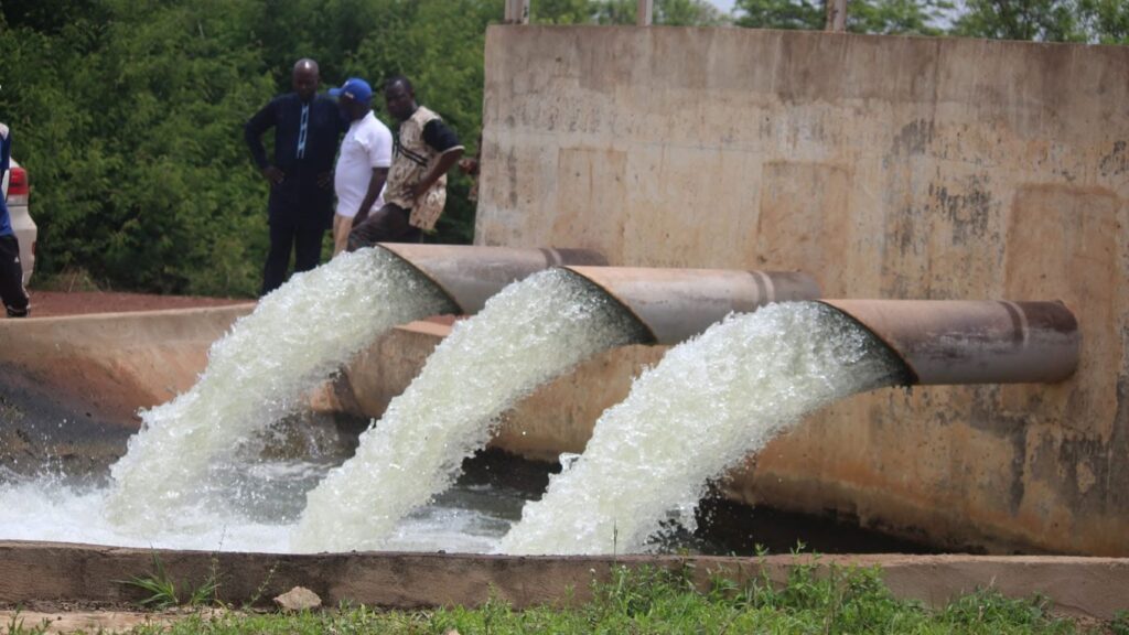 Les textes adoptés prévoient la mise en place du Programme pour une durée de cinq ans. Sa mission principale consiste à poursuivre la réalisation des infrastructures hydroagricoles dans les zones de Sélingué, du Moyen Bani et de Djenné, tout en créant les conditions nécessaires à leur exploitation.