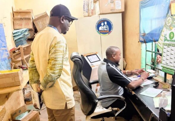 À l’hôpital régional de Bougouni, en l’absence du médecin-chef, en déplacement, l’équipe a été accueillie par M. Lassana Samaké, responsable des systèmes d’information sanitaire. La mission s’est ensuite rendue dans l’espace AMO pour observer le parcours des assurés et apprécier la fluidité de leur prise en charge. Elle a également visité la pharmacie hospitalière et le laboratoire d’analyses afin de mieux cerner les réalités et les difficultés opérationnelles rencontrées sur le terrain.