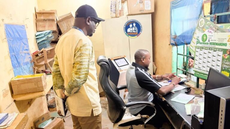 À l’hôpital régional de Bougouni, en l’absence du médecin-chef, en déplacement, l’équipe a été accueillie par M. Lassana Samaké, responsable des systèmes d’information sanitaire. La mission s’est ensuite rendue dans l’espace AMO pour observer le parcours des assurés et apprécier la fluidité de leur prise en charge. Elle a également visité la pharmacie hospitalière et le laboratoire d’analyses afin de mieux cerner les réalités et les difficultés opérationnelles rencontrées sur le terrain.