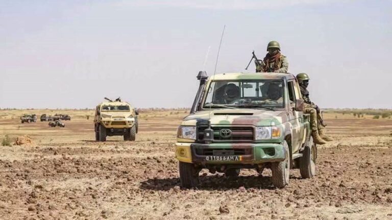L’État-Major Général des Armées poursuit sa stratégie de pression continue contre les groupes armés terroristes. Du Nord au Centre, les forces maliennes maintiennent une surveillance permanente du territoire national et multiplient les opérations de reconnaissance, de contrôle et de frappe dans les zones identifiées comme présentant des menaces.