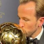 Il fallait bien ça pour devancer des extraterrestres comme Kylian Mbappé ou le jeune prodige Lamine Yamal. À trente-trois ans, l'Anglais décroche la timbale après une saison 2025-2026 tout bonnement monstrueuse : 73 buts au compteur toutes compétitions confondues et un triplé historique arraché avec le Bayern (Bundesliga, Coupe et Supercoupe).