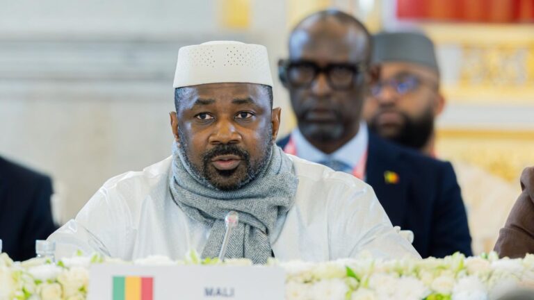 S’agissant du partenariat russo-malien, le Général d’Armée Assimi GOÏTA a relevé les avancées enregistrées dans les domaines de la défense, de la sécurité alimentaire, de l’énergie, des mines et de la formation. Il a notamment cité les perspectives liées à la centrale solaire de Sanankoroba, les projets industriels, ainsi que le renforcement des échanges universitaires et techniques. Il a exprimé la volonté du Mali de consolider cette coopération, notamment par le transfert de technologies, la création de valeur ajoutée et le développement de compétences nationales.