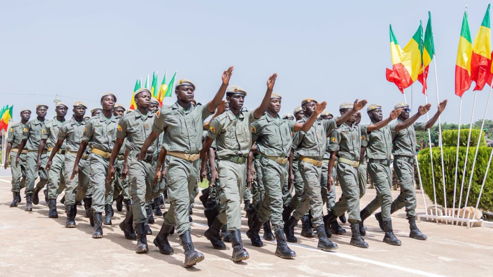 La 7ᵉ cohorte comprend 573 recrues non fonctionnaires et 1 827 fonctionnaires, issus de divers horizons professionnels.