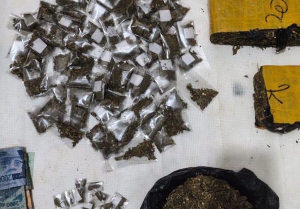 À Sola, les agents ont interpellé un homme de 29 ans, identifié par les initiales M. T. Les fouilles ont notamment permis de découvrir 6 070 comprimés de tramadol et 100 comprimés de diazépam. Les agents ont également saisi divers produits conditionnés en sachets, environ trois kilogrammes de produits pharmaceutiques contrefaits ainsi qu’une somme d’argent dont le montant n’a pas été précisé.